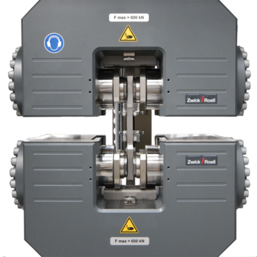 Buisstripsamples worden in hydraulische klemmen geklemd voor de trektest.