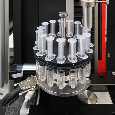 Drehtisch zur seriellen Prüfung von Spritzen: Dosiergenauigkeit, Losbrech- und Gleitkraft