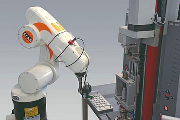 Automatisierte Prüfung des mechanischen Antriebsteils eines Insulinpens mit roboTest R Automatisierung in Anlehnung an ISO 11608-1