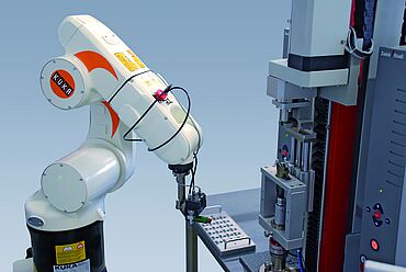 Automatisierte Prüfung des mechanischen Antriebsteils eines Insulinpens mit roboTest R Automatisierung in Anlehnung an ISO 11608-1