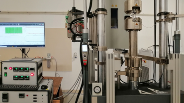 Dynamische Versuche unter Temperatureinfluss: die servohydraulische Prüfmaschine HA250 ist mit Temperaturkammer und Hochtemperaturofen ausgestattet