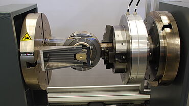 Torsionsprüfung an einem Gummi-Metall Element