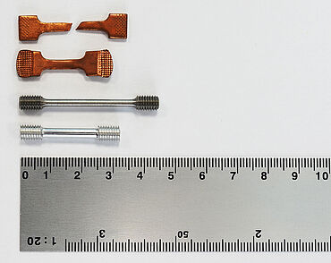 Beispiele miniaturisierter Rundproben und Flachzugproben nach ISO/TS 6892-5