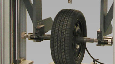 Reifenprüfung an einem PKW Reifen