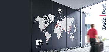 Symbolbild für die weltweite Service- und Beratungskompetenz von ZwickRoell über den gesamten Produktlebenszyklus einer Materialprüfmaschine hinweg