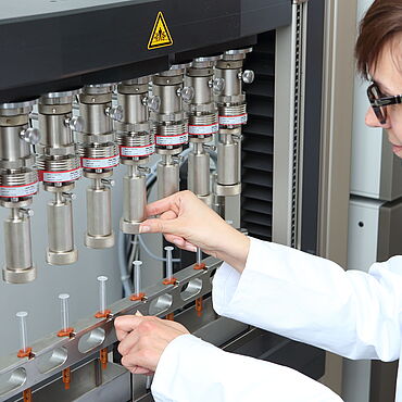 Parallel-Testsetup zur Prüfung von bis zu 8 Einwegspritzen auf Losbrech- und Gleitkraft mit Prüfmaschine AllroundLine