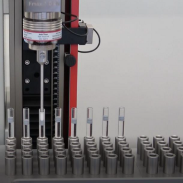 zwickiLine und XY-Kreuztisch mit motorischer Steuerung zur sequentiellen Prüfung von Fertigspritzen (PFS) oder Karpulen