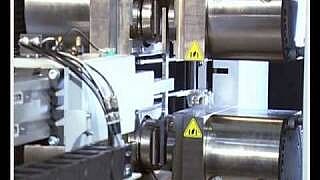Sistema robotizado de ensaios ZwickRoell para amostras metálicas 