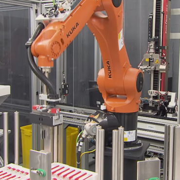 roboTest R Handlingsystem für die vollautomatische Autoinjektor-Prüfung nach ISO 11608-5 im 24/7 Betrieb