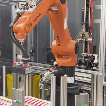 roboTest R Handlingsystem für die vollautomatische Autoinjektor-Prüfung nach ISO 11608-5 im 24/7 Betrieb