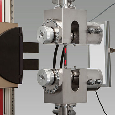 Tensile test on thin sheet with laserXtens extensometer