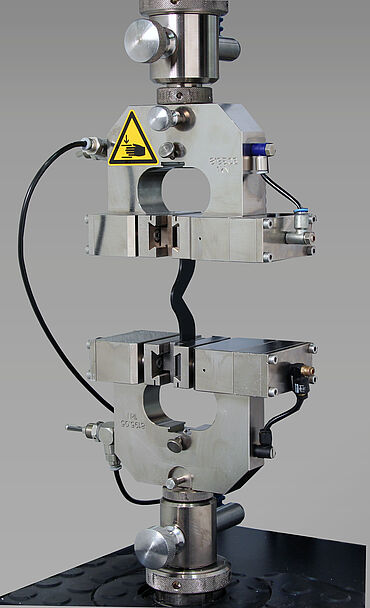 Probekörper Typ C in pneumatischem Probehalter