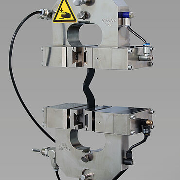 ISO 34-1: Winkelprobekörper eingespannt in pneumatischem Probehalter