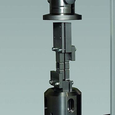 Open Hole Compression Test nach ASTM D6484 mit Prüfvorrichtung mit Knickstütze zwischen Druckplatten (stirnseitige Krafteinleitung, end-loading)