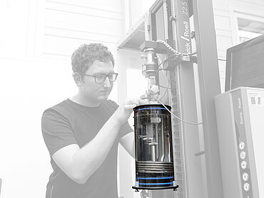 材料试验机的附件：温度箱和环境试验箱