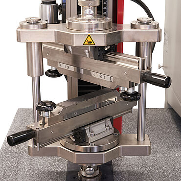 Adhezijski preskus v smeri Z med aktivnim materialom za spremljanje kakovosti prevleke elektrod v proizvodnem procesu.