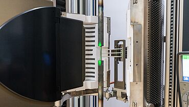 High-temperature tensile test on metal specimen to ISO 6892-2