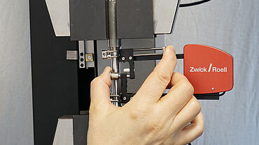 By locking the initial gauge length upon attachment, its accuracy is guaranteed