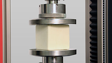 ISO 844に対応した硬化フォーム材の圧縮試験用万能試験機