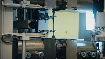 Reproduzierbare Zugprüfung mit automatisierter Prüflösung von ZwickRoell