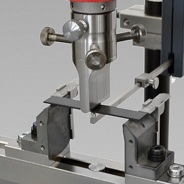 3-point flexure test on gas diffusion layers (GDL) within the scope of fuel cell testing