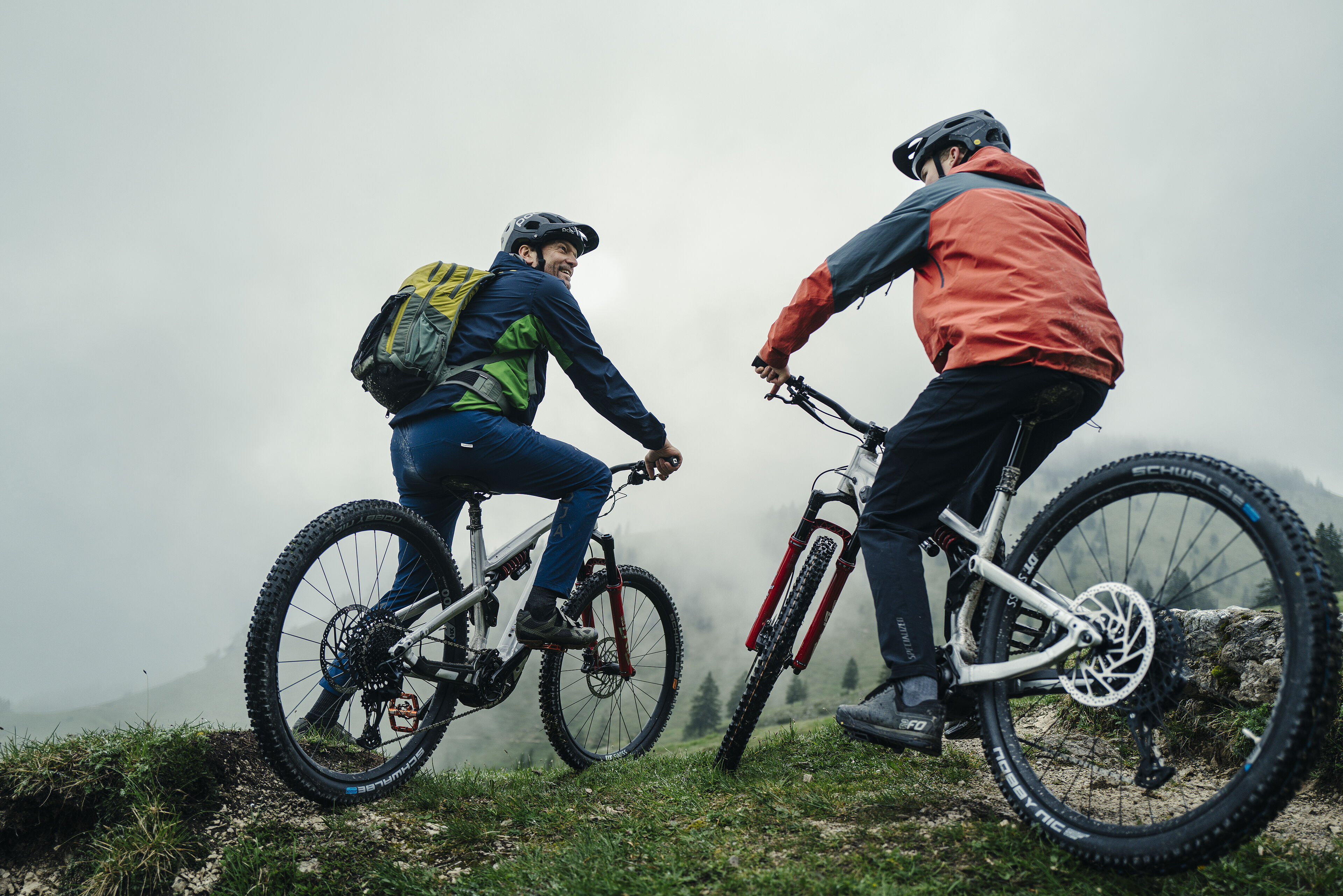 Zwei Mountainbiker mit Schwalbe Bereifung Zwei Mountainbiker mit Schwalbe Bereifung