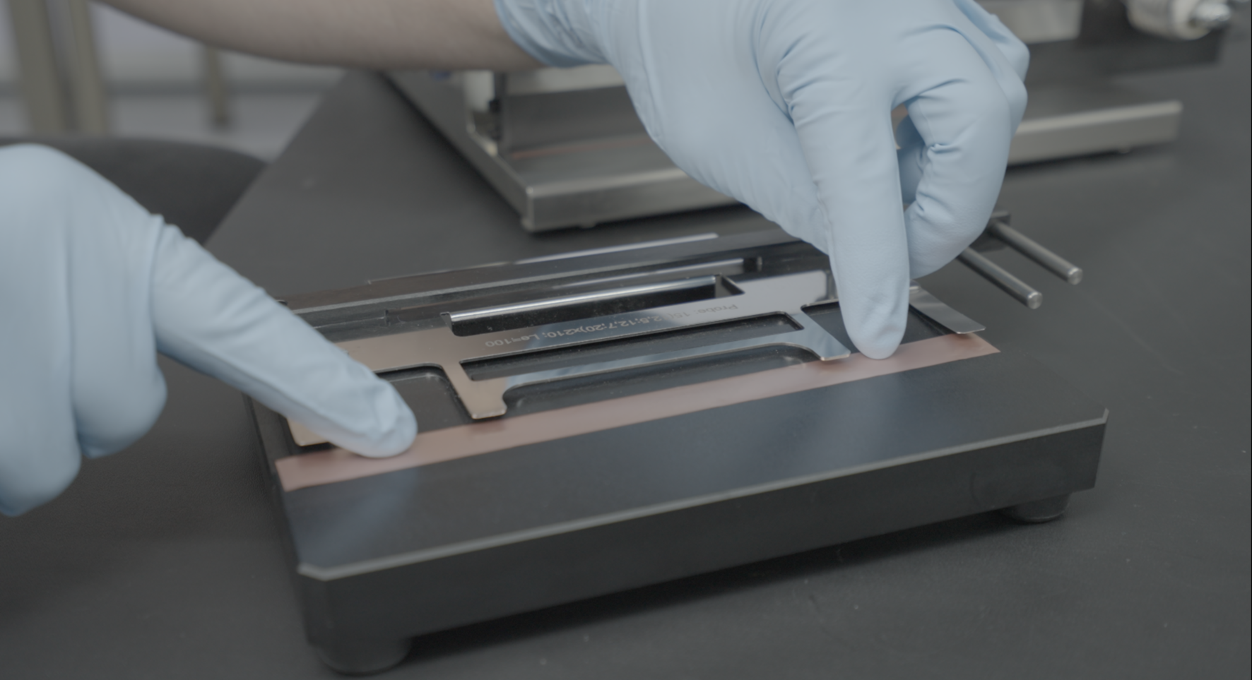 Verticale uitlijning van het sample volgens ISO 527-3: Inbrengstation voor stripvormige samples