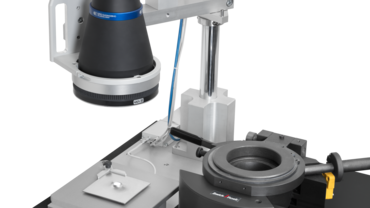 Испытание на раскрытие отверстия по ISO 16630: оптическая система во время испытания распознает трещины в образце и определяет начальный и конечный диаметр.