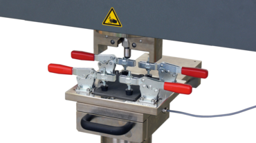 Clamping fixture for pre-damaging the specimen for the CAI test