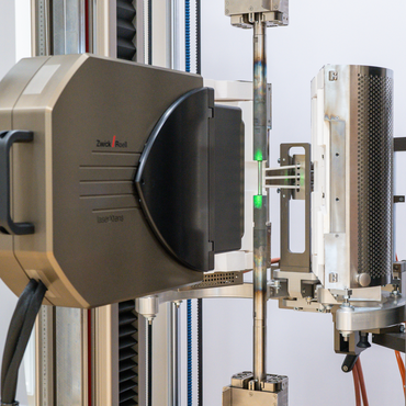 laserXtens 2-120 HP/TZ 搭配高溫爐，可用於高溫拉伸測試應變測量