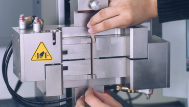 Dispositivo de ensaio de compressão para ensaio de resistência à compressão em tiras