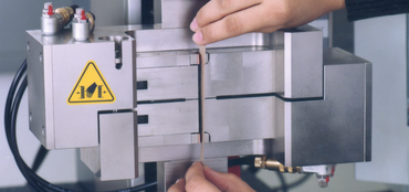 Test device for determining the short span compression strength