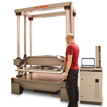 Von ZwickRoell modernisierte UTS 200.4 mit RetroLine testControl II