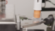 ISO 11608-5 : vue détaillée du système d’essai pour auto-injecteurs AllroundLine 5 kN : La pince à bouchon universelle permet de retirer des bouchons d’injecteurs de différentes formes.