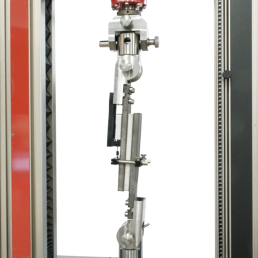 Dispositivo Lap-Shear para ensaios de cisalhamento em sentido de tração ou de compressão em materiais compósitos de camadas