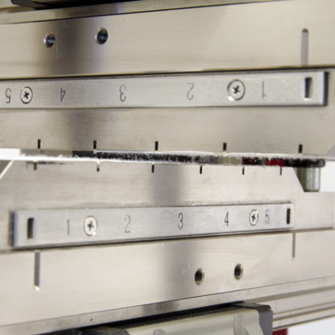 Detailansicht der Z-Zug-Prüfvorrichtung für den Internal Bond Test nach der Prüfung (ISO 15754, Tappi T541)