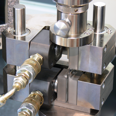 Hydraulic compression fixture HCCF (hydraulic composites compression fixture) is used for determining the compression properties of long-fiber-reinforced composites
