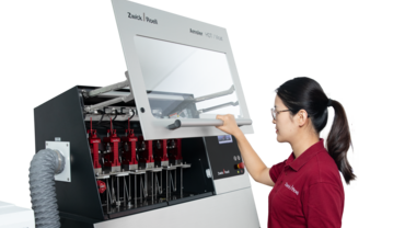 Equipo de ensayos HDT / Vicat Amsler HDT/Vicat Allround con visor de grandes dimensiones y una función de elevación para colocar las probetas de forma sencilla y cómoda
