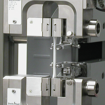 Parallel klemmender Pneumatik-Probenhalter für die Kunststoff-Zugprüfung nach ISO 527