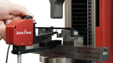 ASTM D790 test arrangement with 3-point flexure test kit and ZwickRoell displacement transducer