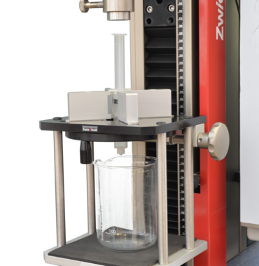 ISO 11608-3 Karpulenprüfung mit universeller Spritzenhalterung in der Detailansicht