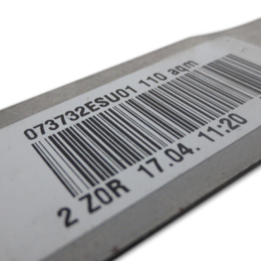 Der Strichcode oder 2D-Code wird während des automatisierten Ablaufs gelesen