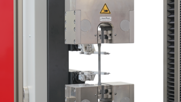 The multiXtens extensometer, for example, lies clearly within the required tolerance limits—throughout the entire, extraordinary measuring range of 700 mm.