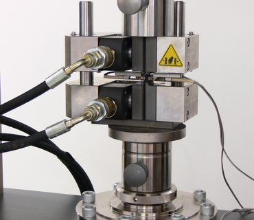 Dispositivos de compressão hidráulicos para materiais compósitos (HCCF)