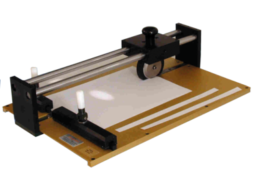 Pemotong strip kertas untuk persiapan spesimen kertas