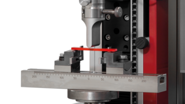 Dispositivo de flexión de ZwickRoell para el ensayo de flexión en 3 puntos según la norma ISO 178