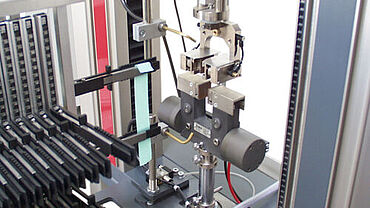roboTest F自動試験システムによるフィルムの自動引張試験