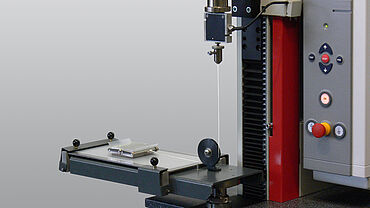 Comportamento de atrito estático e de atrito dinâmico de filmes COF com máquina zwickiLine para ensaios de materiais e dispositivo de ensaio