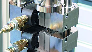 ASTM D6641, AITM 1.0008: 使用 ZwickRoell HCCF 組合負載壓縮進行壓縮測試，搭配用於應變測量的兩側測量夾式延伸計