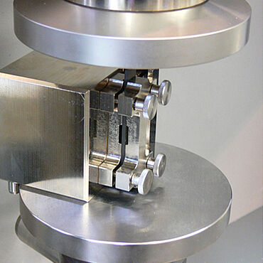ASTM D695: End Loading Compression Prüfvorrichtung mit Probekörper und Knickstütze für Druckmodul-Messung